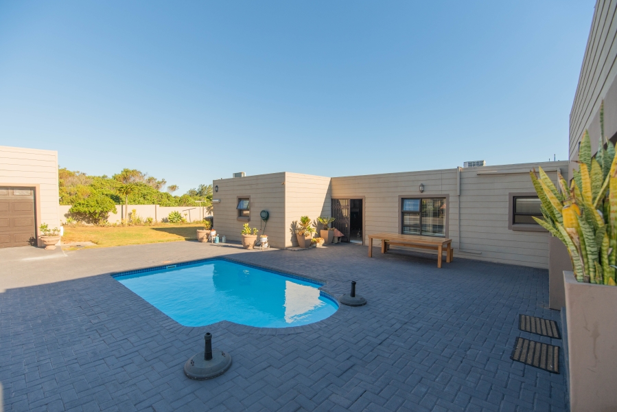 4 Bedroom Property for Sale in Clarendon Marine Eastern Cape